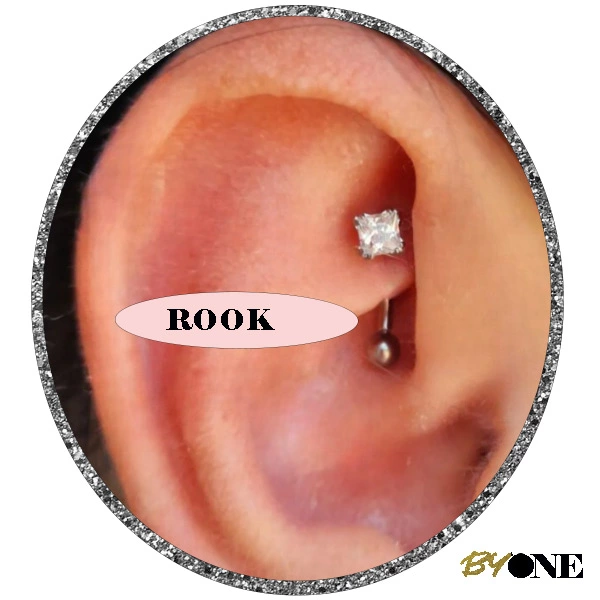 Piercings Rook es más agradables si se usa un pendiente pequeño.