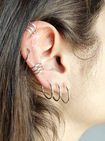 Combinacion de varios piercing en la oreja