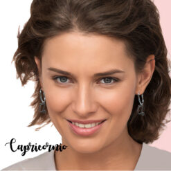 Los pendientes de aro Capricornio de plata de ley están diseñados para representar la responsabilidad y la disciplina