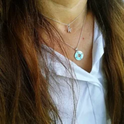 El Collar compás y el collar con inicial ALFABETO de plata de ley y circonitas aportan una sensación de exclusividad que ningún otro accesorio te puede dar. Porque son algo único.