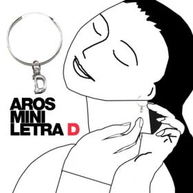 pendiente con la letra D del alfabeto es perfecto para regalar a tu pareja, entrenadora, mejor amigo o amiga, hermana, madre, hija, abuela, tía, prima, etc., y es ideal para llevar en cualquier ocasión.