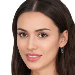 Los nuevos pendientes con letra D son la joya perfecta para dar un toque personal a nuestro look y, además, son un regalo ideal para cualquier ocasión.