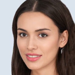 Los nuevos pendientes con letra F son la joya perfecta para dar un toque personal a nuestro look y, además, son un regalo ideal para cualquier ocasión.