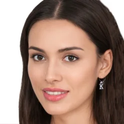 Los nuevos pendientes con letra K son la joya perfecta para dar un toque personal a nuestro look y, además, son un regalo ideal para cualquier ocasión.