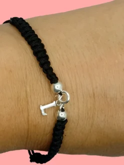 pulsera macramé de color negro con iniciales con todo el alfabeto y bolas de plata