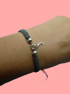 pulsera macramé de color gris con iniciales con todo el alfabeto y bolas de plata