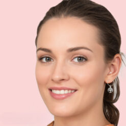 El pendiente del árbol de la vida es un símbolo que nos representa a nosotros como espíritus inmortales y nos recuerda que en nuestras raíces vivimos la esencia de las lecciones del pasado, para poder diseñar el futuro.