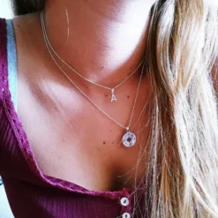 El Collar compás y el collar con inicial ALFABETO de plata de ley y circonitas  aportan una sensación de exclusividad que ningún otro accesorio te puede dar. Porque son algo único. 