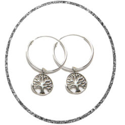 Delicado aro de plata con charm árbol de la vida de plata.Cuando quiera llevarlo como simple aro puede sacar el arbol de la vida